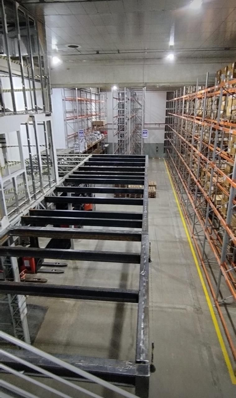 Estrutura metálica de mezanino em galpão com porta-paletes